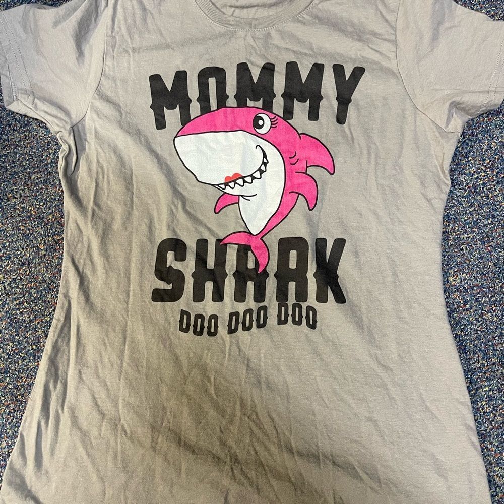 Mommy Gray Shark T Shirt Size Small